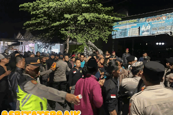 Detik-Detik Bentrok di Pengajian Rizieq, Massa Bersenjata Kayu Saling Lempar dan Pukul
